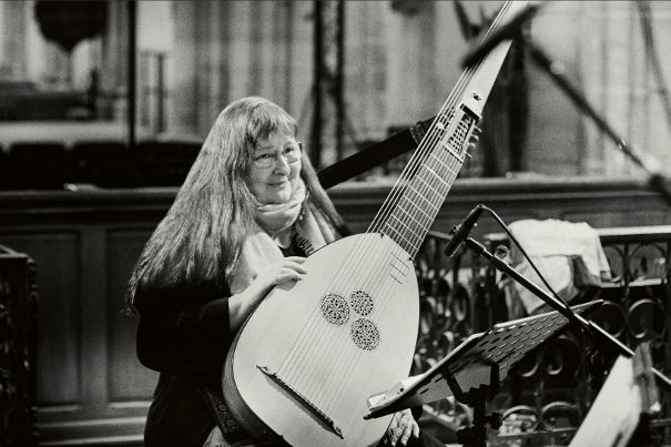 Christina Pluhar mit Theorbe, eine Lauten-Variante mit Resonanzsaiten.